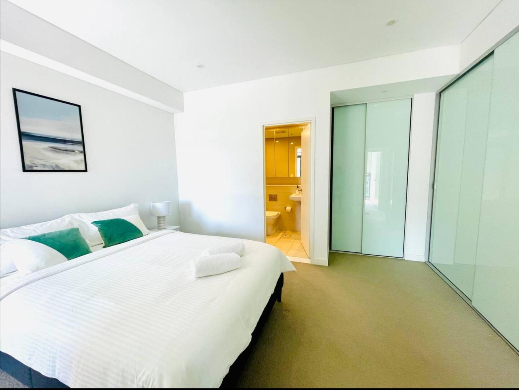 Astonishing Waterview With Pool, Parking Apartment *